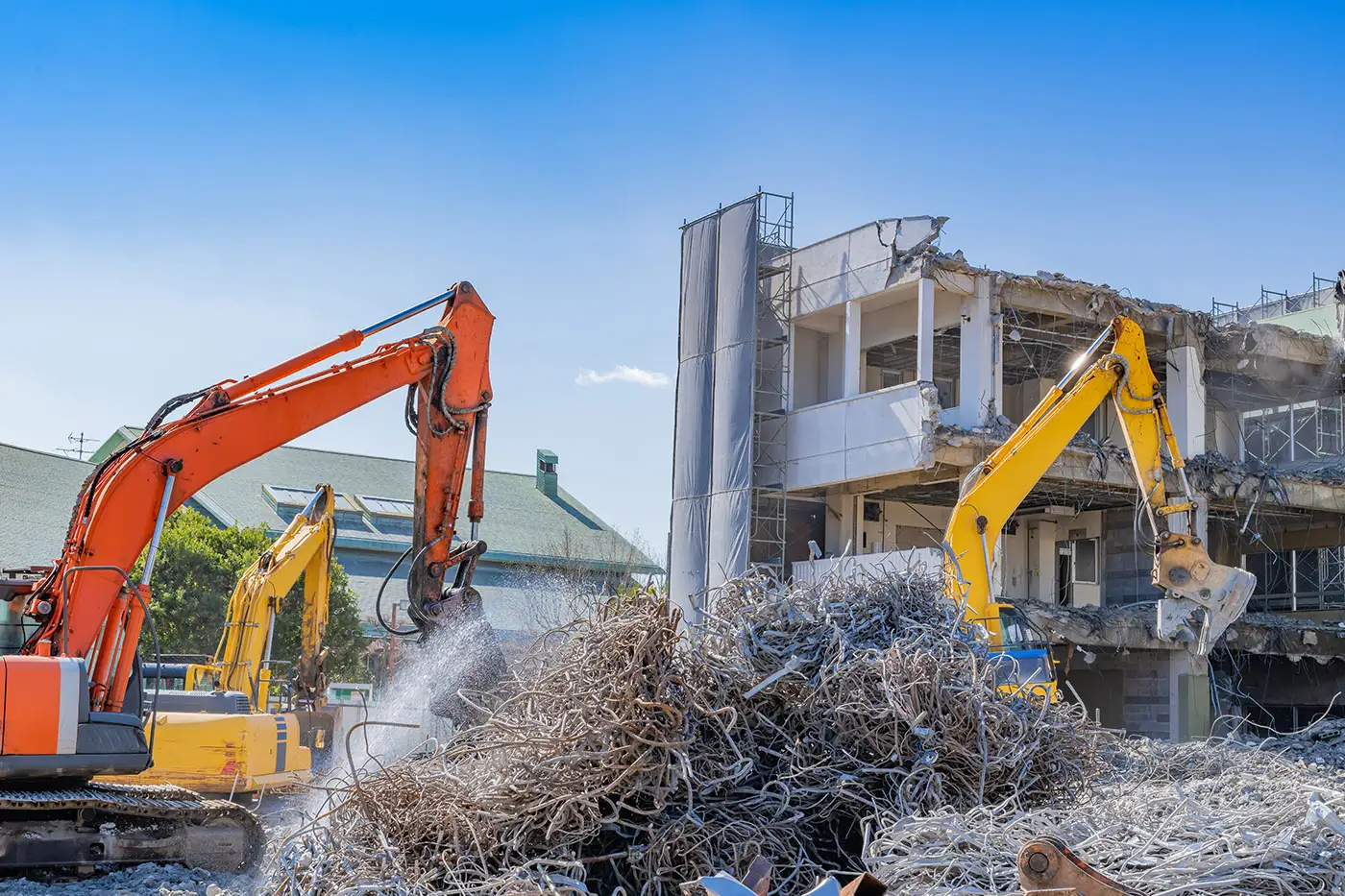 Bagger bei Rückbauarbeiten an einem alten Gewerbegebäude