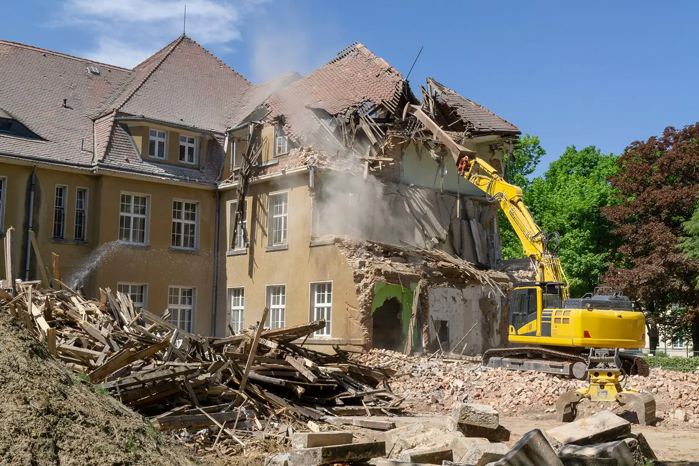 Bagger bei Rückbauarbeiten an einem alten öffentlichen Gebäude