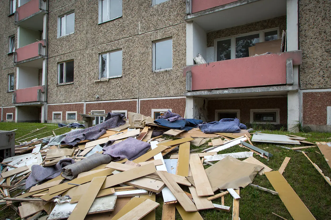 Bauschutt vor einem Plattenbau
