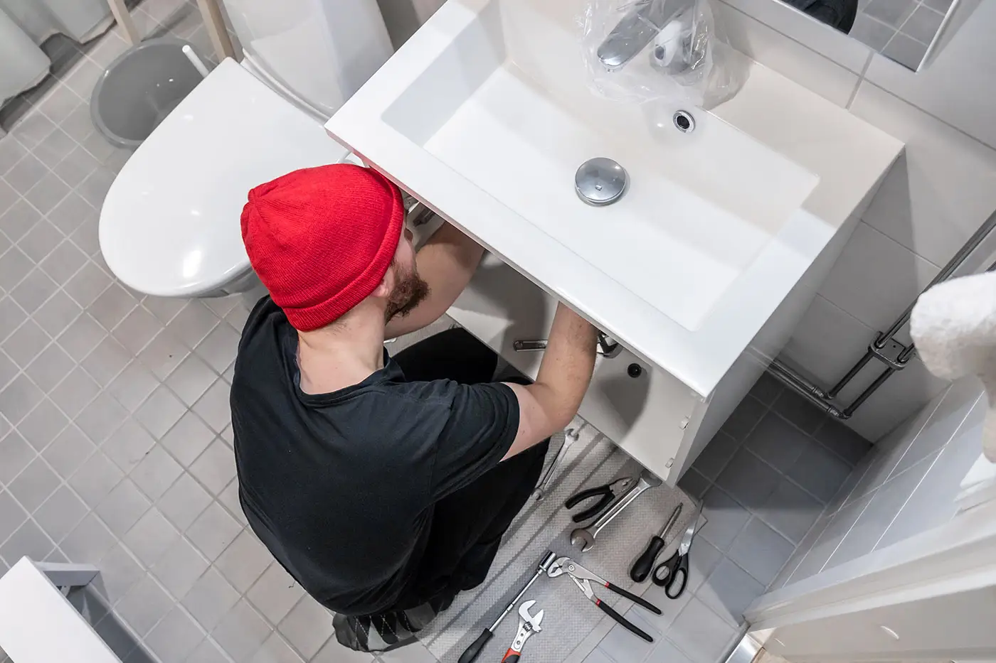 Arbeiter beim Einbau des Waschbeckens bei der Badrenovierung