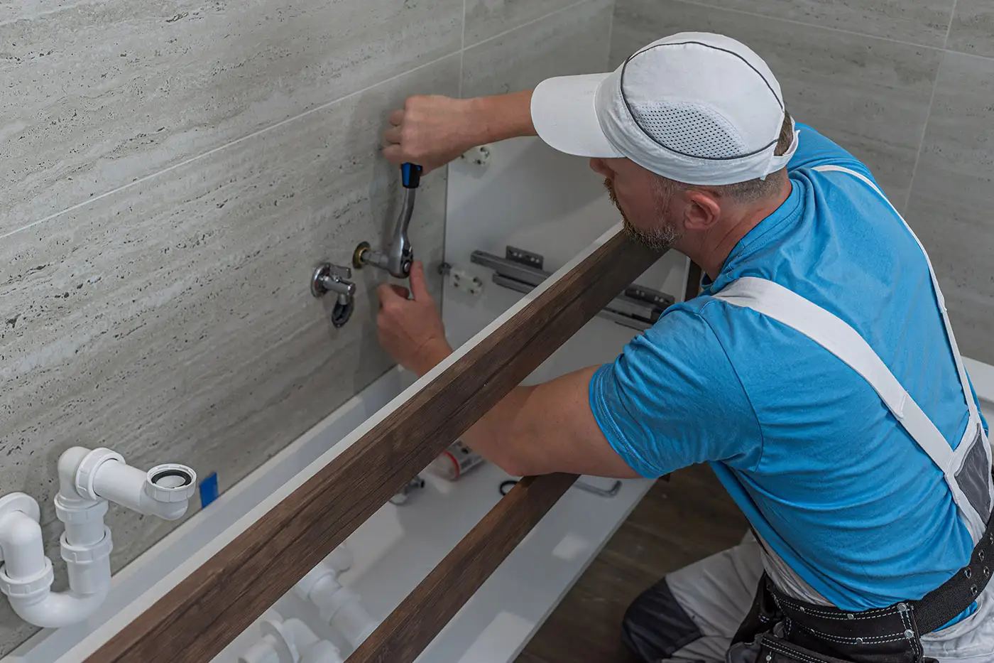 Arbeiter beim Einbau des Waschbeckens bei der Badrenovierung
