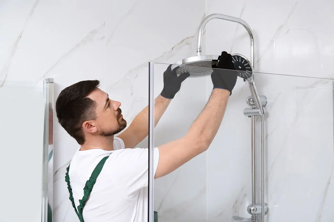 Ein Arbeiter beim Einbau einer Dusche bei der Badrenovierung
