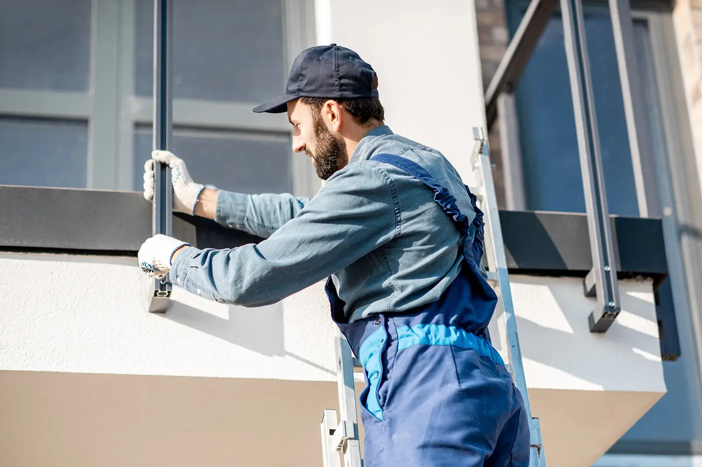 Arbeiter beim Balkonbau