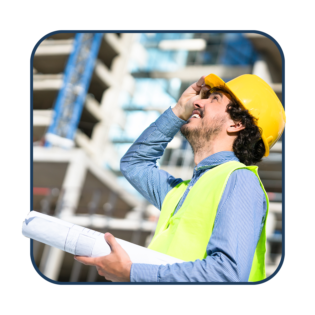 Inbauwerk Berlin Ein Bauingenieur mit Bauplan in der Hand schaut zu einem Hochbau hoch