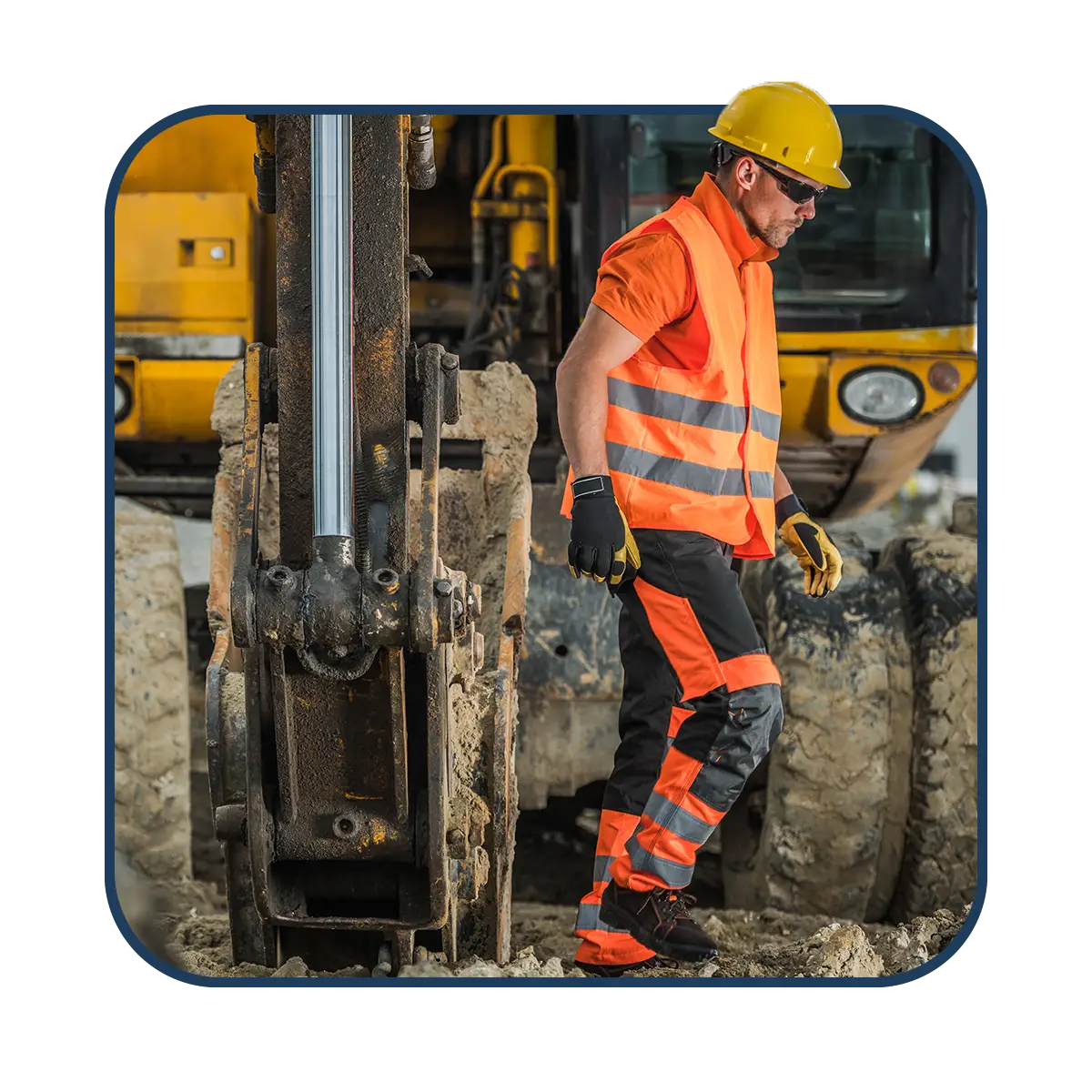 Inbauwerk Berlin Bauarbeiter läuft vor Bagger vorbei
